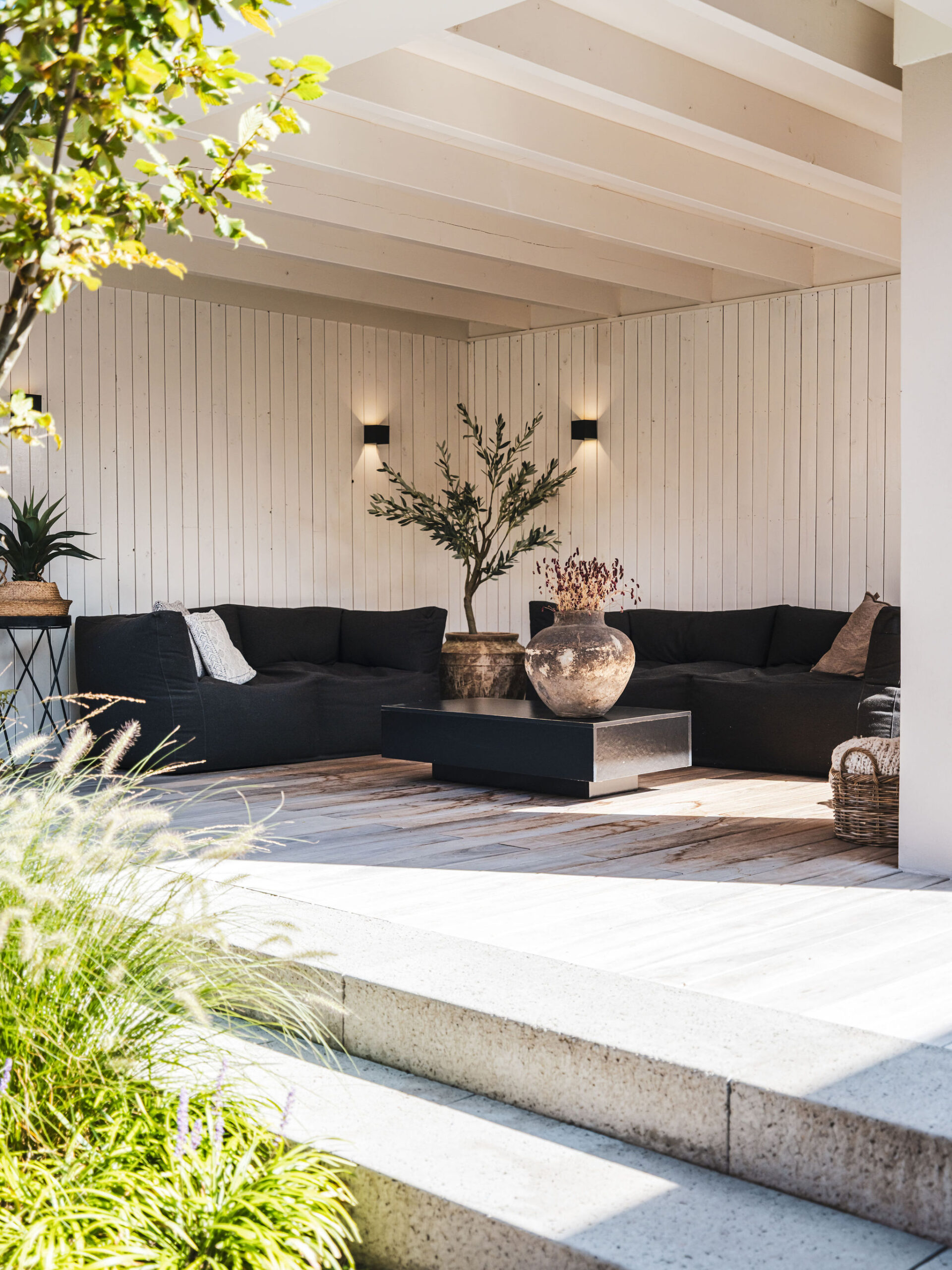 Moderne tuin met buitenverblijf molengraaf tuinen