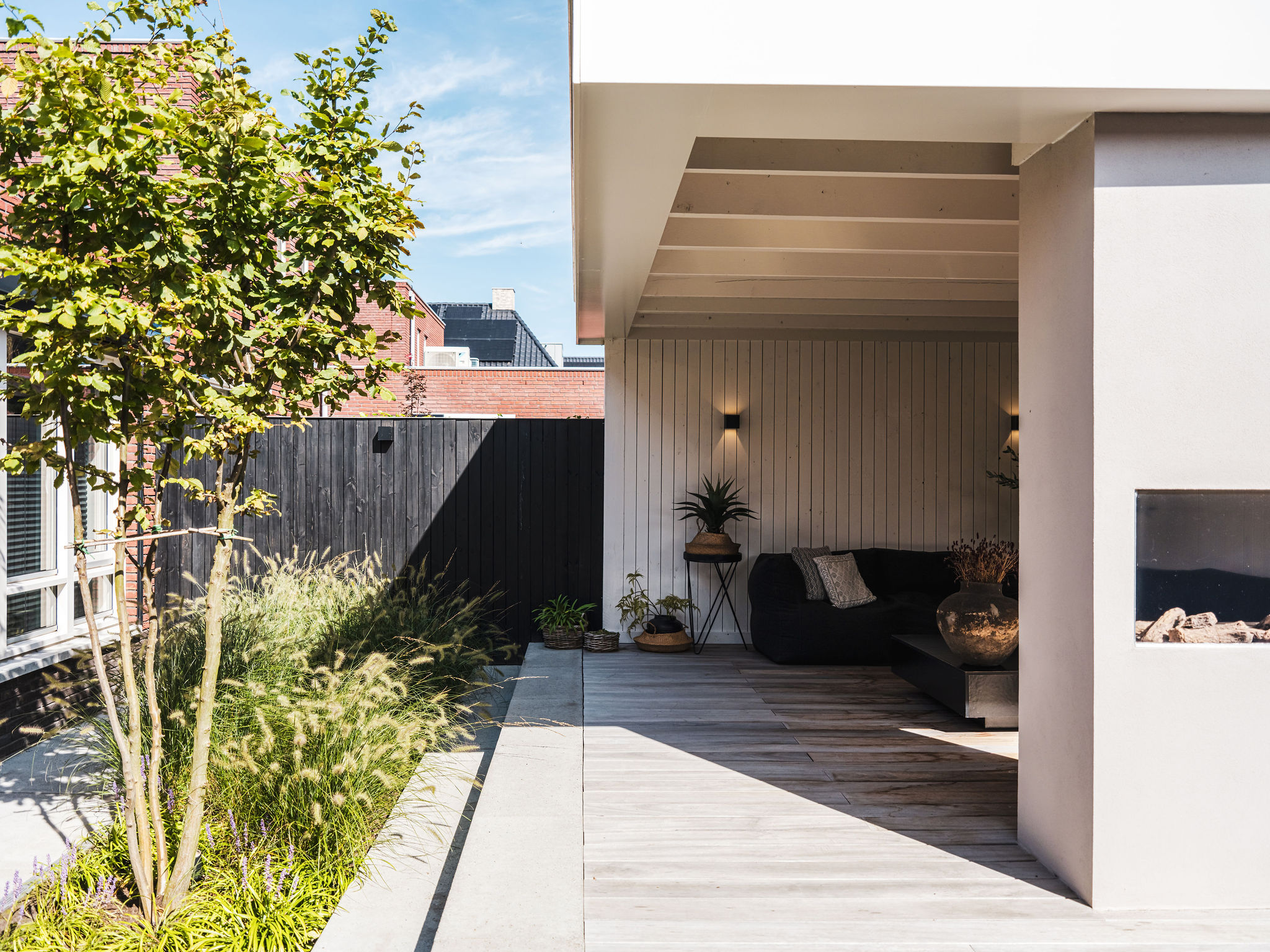 Moderne tuin met buitenverblijf molengraaf tuinen