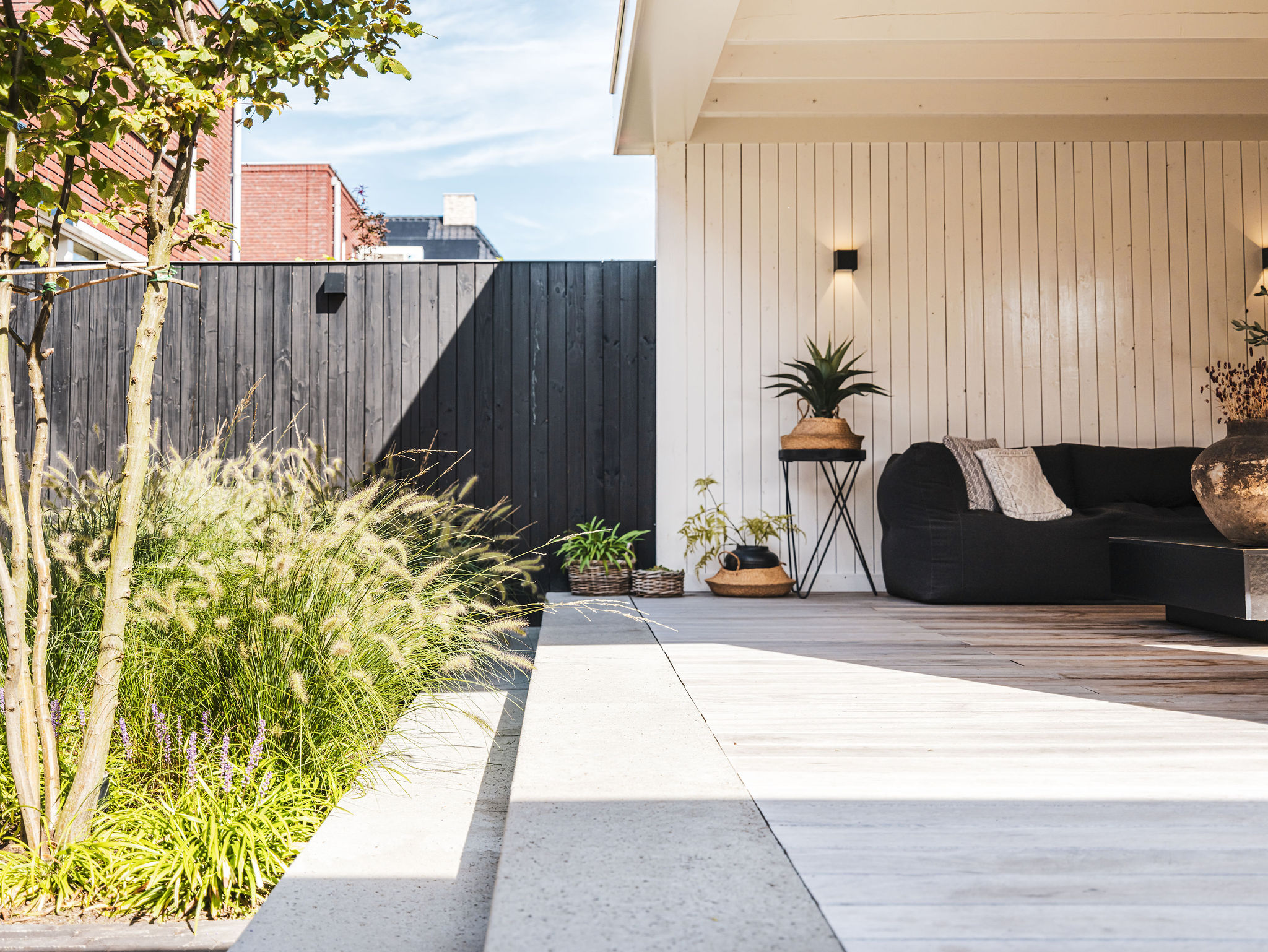 Moderne tuin met buitenverblijf molengraaf tuinen