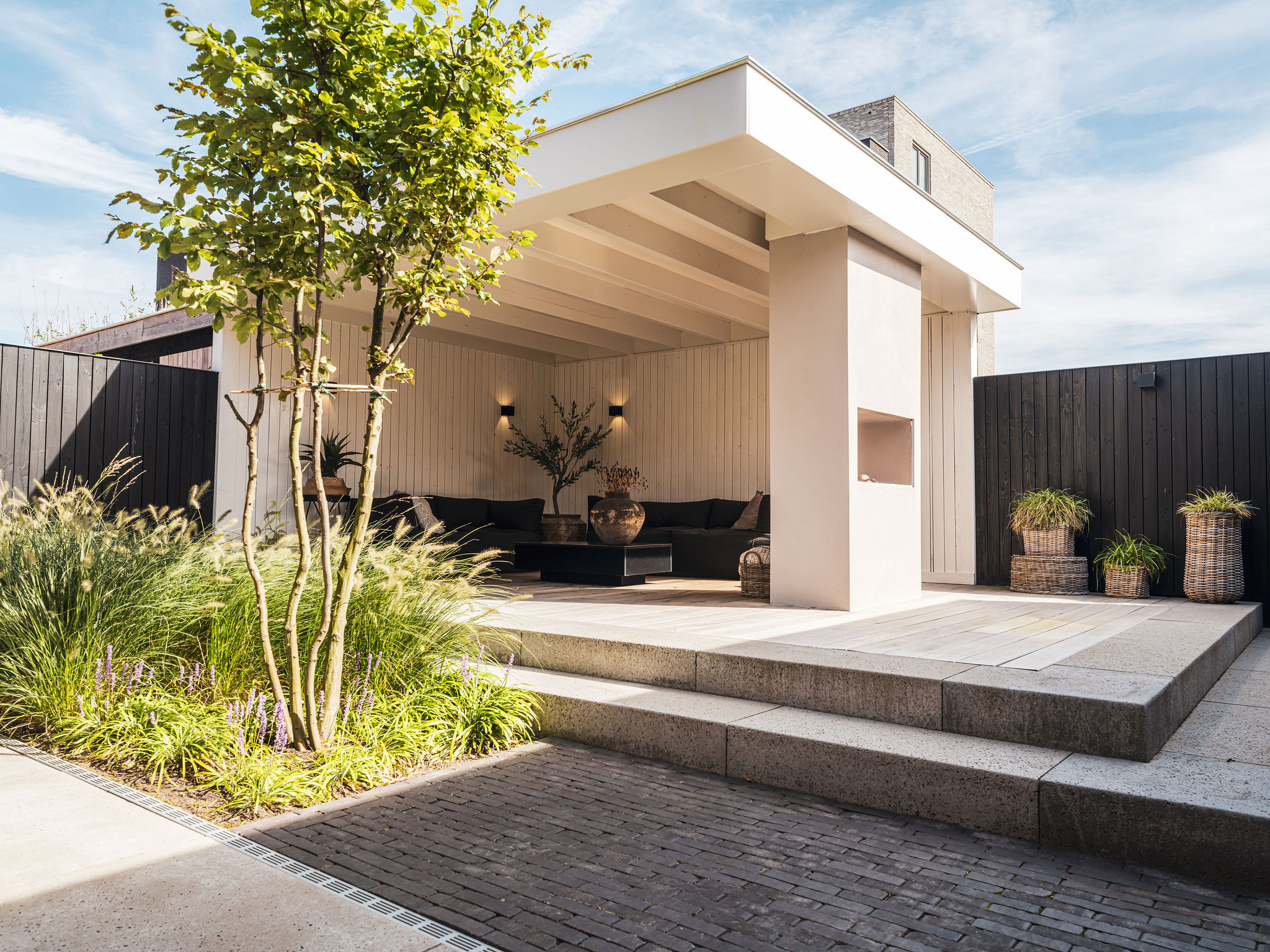 Moderne tuin met buitenverblijf molengraaf tuinen